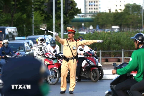 Cảnh sát giao thông Đội 4, Công an thành phố Hà Nội điều tiết giao thông tại ngã tư đường Giải Phóng-Đại Cồ Việt. (Ảnh: Doãn Tấn/TTXVN)