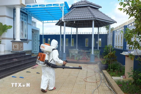 Phun hóa chất diệt muỗi tại nhà dân. (Ảnh: TTXVN/Vietnam+)