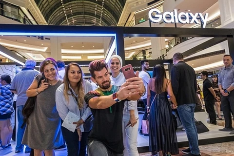 Khách hàng ở Dubai háo hức với sản phẩm điện thoại Galaxy Note 9 trong ngày mở bán chính thức. (Nguồn: Yonhap)