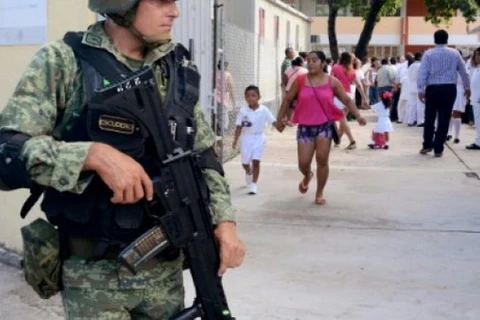 Binh sỹ Mexico đứng gác trên đường phố. (Nguồn: AFP)