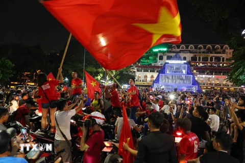 Người dân Hà Nội xuống đường ăn mừng chiến thắng của đội Olympic Việt Nam trước Olympic Bahrain ở ASIAD 2018. (Ảnh: Thành Đạt/TTXVN)