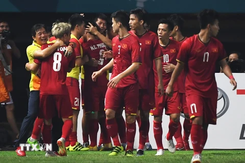 Các cầu thủ Olympic Việt Nam ăn mừng sau khi ghi bàn thắng duy nhất trong trận đấu vào lưới Olympic Bahrain tại vòng 1/8 ASIAD 2018 diễn ra ở Bekasi, Indonesia ngày 23/8. (Nguồn: AFP/TTXVN)