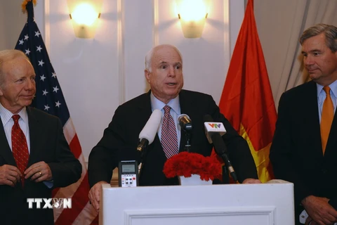 Ảnh tư liệu: Thượng nghị sỹ John McCain trong cuộc họp báo tại Hà Nội nhân chuyến thăm Việt Nam ngày 19/1/2012. (Nguồn: AFP/TTXVN)