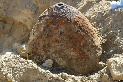Đầu quả bom nằm dưới mặt đất ở Ludwigshafen. (Nguồn: rte.ie)