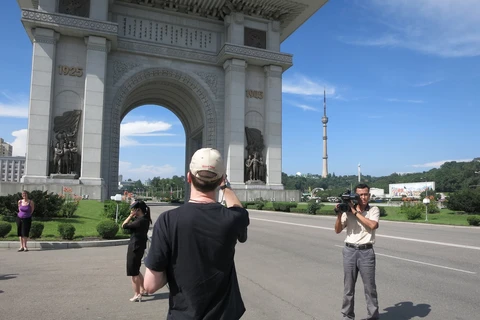 Khách du lịch chụp ảnh ở thủ đo Bình Nhưỡng, Triều Tiên. (Nguồn: CNN)