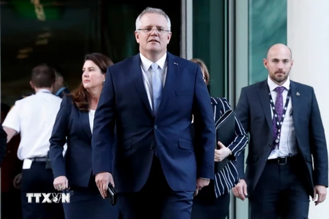 Tân Thủ tướng Australia Scott Morrison (giữa) tới cuộc họp ở Canberra ngày 24/8. (Nguồn: AFP/TTXVN)