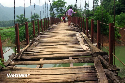 Cầu treo bị xuống cấp nghiêm trọng ở xã Chí Đạo, huyện Lạc Sơn, tỉnh Hòa Bình. (Ảnh: Thanh Hải/Vietnam+)