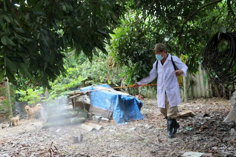 Cán bộ thú y phun khử trùng cho nhà dân khu vực xung quanh ổ dịch cúm A/H5N6 tại xã An Hồng, An Dương, Hải Phòng. (Ảnh: Minh Thu/TTXVN)