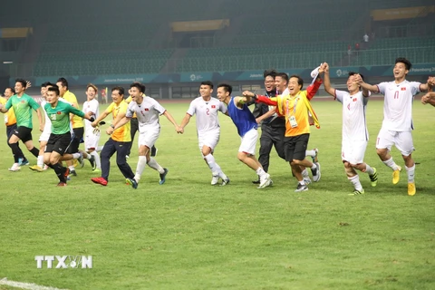Niềm vui chiến thắng của các cầu thủ và ban huấn luyện đội tuyển Olympic Việt Nam. sau chiến thắng lịch sử trước Olympic Syria. (Ảnh: Hoàng Linh/TTXVN)