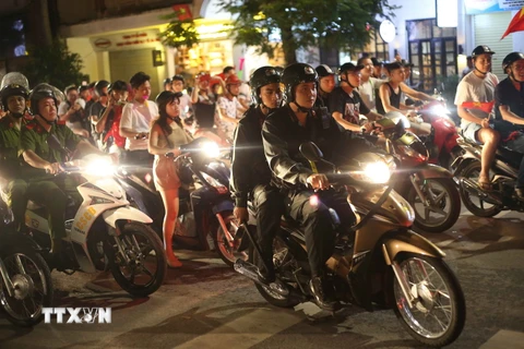 Lực lượng công an thành phố Hà Nội duy trì giữ gìn an ninh trật tự trên những tuyến phố. (Ảnh: Doãn Tấn/TTXVN)