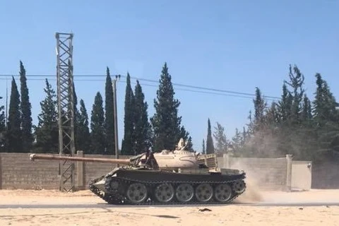 Xe tăng của một bên giao tranh ở Tripoli. (Nguồn: libyaobserver.ly)
