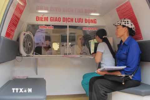 Mô hình ngân hàng lưu động của Agribank Ninh Bình đến các vùng sâu, vùng xa của tỉnh. (Ảnh: Hải Yến/TTXVN)
