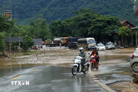Mưa lớn gây ngập nước trên quốc lộ 6 qua Sơn La. (Ảnh: Ngọc Hà/TTXVN)