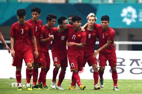 Các cầu thủ Olympic Việt Nam ăn mừng bàn thắng san bằng tỷ số 1-1 trước Olympic UAE của tiền đạo Nguyễn Văn Quyết (số 10). (Nguồn: AFP/TTXVN)
