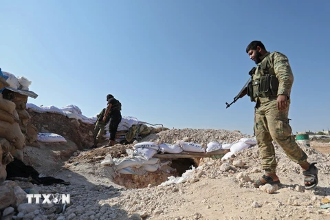 Phiến quân phòng thủ trước các cuộc tấn công của lực lượng Chính phủ tại tỉnh Idlib, Syria ngày 31/8. (Nguồn: AFP/TTXVN)