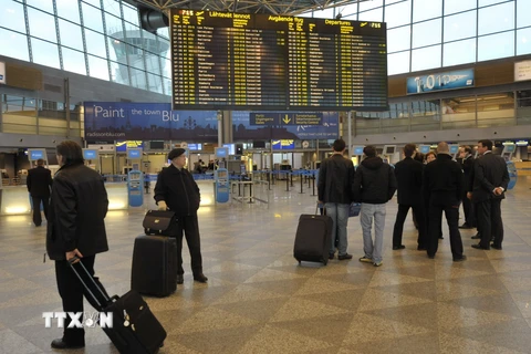 Hành khách tại sân bay Helsinki, Phần Lan. (Nguồn: AFP/TTXVN)