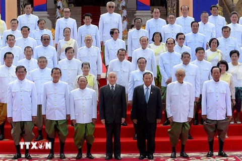 Quốc vương Campuchia Norodom Sihamoni (giữa, hàng đầu), Thủ tướng Samdech Techo Hun Sen (thứ 2, trái), Chủ tịch Quốc hội Samdech Heng Samrin (thứ 3, trái) cùng các thành viên nội các chụp ảnh chung. (Nguồn: AFP/ TTXVN)