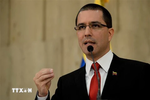 Ngoại trưởng Venezuela Jorge Arreaza tại một cuộc họp báo ở Caracas. (Nguồn: AFP/TTXVN)