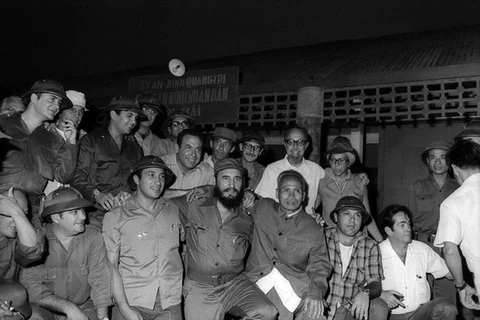 Ngày 15/9/1973, Thủ tướng Fidel Castro, Thủ tướng Chính phủ Cách mạng Cuba, Bí thư Thứ nhất Ban Chấp hành Trung ương Đảng Cộng sản Cuba và Đoàn đại biểu Đảng và Chính phủ Cách mạng Cuba chụp ảnh kỷ niệm bên đồn An ninh Nhân dân Bến Hải, địa đầu của miền N
