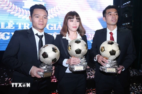 Ba Quả bóng Vàng năm 2017 ở các hạng mục: Bóng đá nam, Bóng đá nữ và Futsal. (Ảnh: Quang Nhựt/TTXVN)