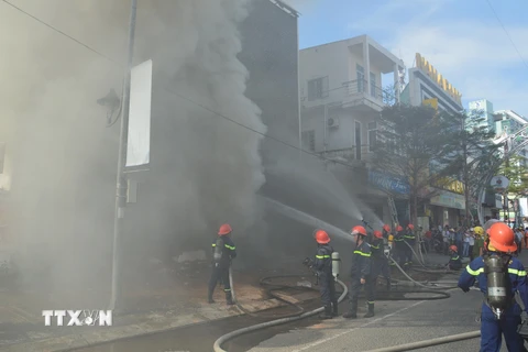 Khoảng 8 giờ, ngày 11/9, một vụ cháy lớn đã xảy ra tại quán Bar Leo Night Club, đường Lê Duẩn, quận Hải Châu, Đà Nẵng. (Ảnh: Đinh Văn Nhiều/TTXVN)