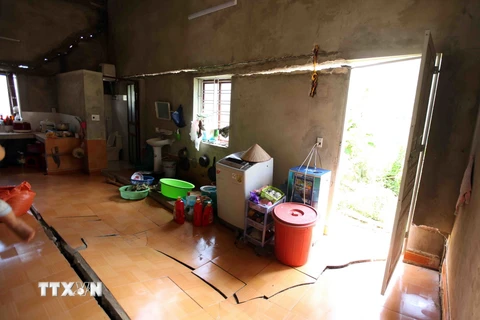 Ngôi nhà của chị Nghim (bản Nà Phạ, xã Mường Kim, huyện Than Uyên) mới được xây dựng năm 2017 nhưng đã bị sụt lún, tường bị nứt xé, có nguy cơ sụp đổ bất cứ lúc nào. (Ảnh: Quý Trung/TTXVN)