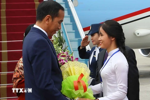 Chiều 11/9, Tổng thống Indonesia Joko Widodo và Phu nhân đã đến Hà Nội, bắt đầu chuyến thăm cấp Nhà nước tới Việt Nam từ ngày 11-12/9 và tham dự WEF ASEAN 2018. (Ảnh: Doãn Tấn/TTXVN)