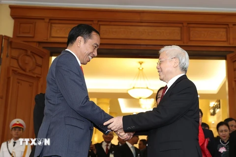 Tổng Bí thư Nguyễn Phú Trọng tiễn Tổng thống Cộng hòa Indonesia Joko Widodo. (Ảnh: Trí Dũng/TTXVN)