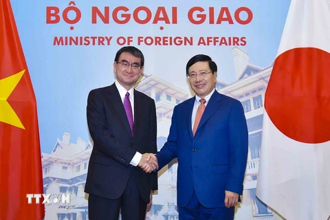 Phó Thủ tướng, Bộ trưởng Ngoại giao Phạm Bình Minh (bên phải) đón Bộ trưởng Ngoại giao Nhật Bản Taro Kono tham dự cuộc họp. (Ảnh: Phương Hoa/TTXVN)