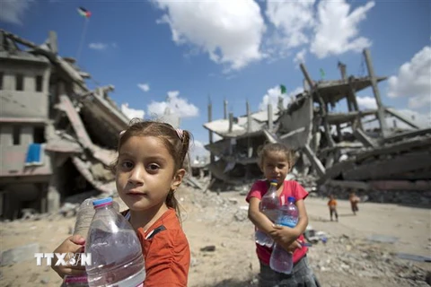 Ảnh tư liệu: Trẻ em Palestine trữ nước sinh hoạt tại khu vực lân cận Dải Gaza Shejaiya. (Nguồn: AFP/TTXVN)