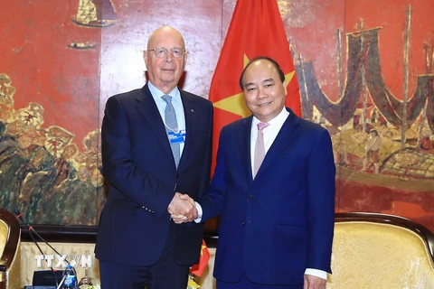 Thủ tướng Nguyễn Xuân Phúc gặp gỡ, trao đổi với giáo sư Klaus Schwab, Người sáng lập và Chủ tịch điều hành Diễn đàn Kinh tế thế giới (WEF). (Ảnh: Thống Nhất/TTXVN)