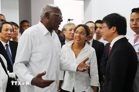 Phó Chủ tịch Cuba Salvado Valdes Mesa thăm hỏi và chúc mừng cán bộ, bác sỹ, nhân viên Bệnh viện Việt Nam Cuba Đồng Hới vì những thành tích đạt được trong việc khám, chữa bệnh cho nhân dân. (Ảnh: Mạnh Thành/TTXVN)