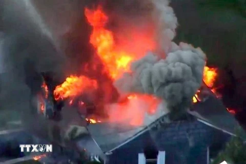 Khói lửa bốc ngùn ngụt sau vụ cháy, nổ tại phía Bắc thành phố Boston, bang Massachusetts, Mỹ ngày 13/9. (Nguồn: AP/TTXVN)