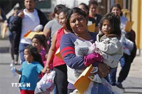 Người nhập cư tại nhà ga xe buýt trung tâm ở McAllen, Texas, Mỹ ngày 27/6. (Nguồn: EPA/ TTXVN)
