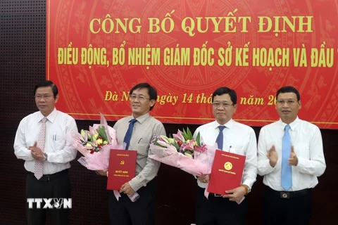 Ông Trần Phước Sơn (thứ hai từ phải sang) nhận quyết định Giám đốc Sở Kế hoạch và Đầu tư thành phố Đà Nẵng. (Ảnh: Nguyễn Sơn/TTXVN)