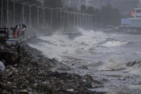 Hình ảnh siêu bão Mangkhut cày nát Philippines với sức gió hủy diệt