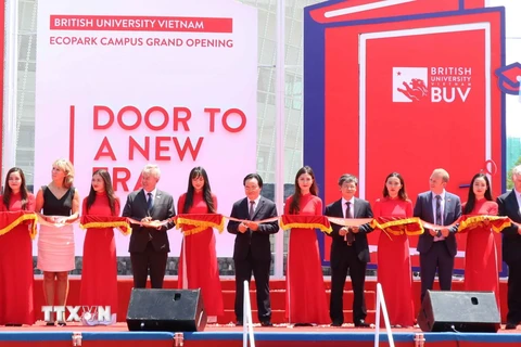 Các đại biểu thực hiện nghi lễ cắt băng khánh thành Trường Đại học Anh quốc Việt Nam. (Ảnh: Đinh Tuấn/TTXVN)