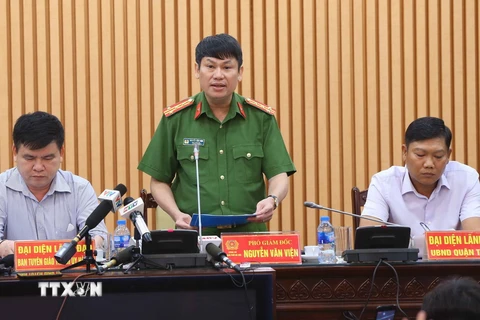 Đại tá Nguyễn Văn Viện, Phó Giám đốc Công an Thành phố Hà Nội thông tin nội dung cho báo chí. (Ảnh: Doãn Tấn/TTXVN)