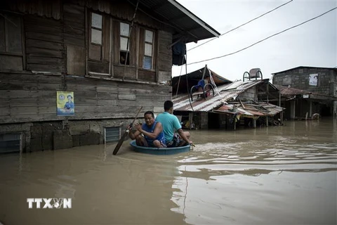 Cảnh ngập lụt tại Calumpit, Bulacan, Philippines sau khi bão Mangkhut đổ bộ ngày 16/9. (Nguồn: AFP/TTXVN)