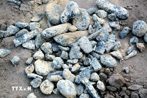 Những viên đá đen được khai thác nằm sâu dưới lòng đất. (Ảnh: Thế Lập/TTXVN)