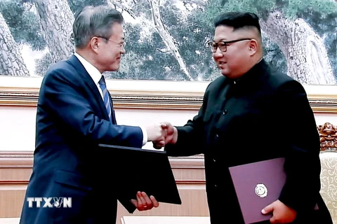 Nhà lãnh đạo Triều Tiên Kim Jong-un (phải) và Tổng thống Hàn Quốc Moon Jae-in (trái) trao đổi văn kiện sau lễ ký bản tuyên bố chung. (Nguồn: YONHAP/TTXVN)