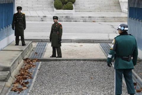 Binh lính Hàn Quốc, Triều Tiên tại khu vực phi quân sự. (Nguồn: www.npr.org)