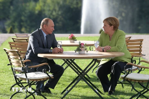 Ảnh tư liệu: Thủ tướng Đức Angela Merkel (phải) và Tổng thống Nga Vladimir Putin tại cuộc gặp ở Meseberg, Đức ngày 18/8/2018. (Nguồn: AFP/ TTXVN)