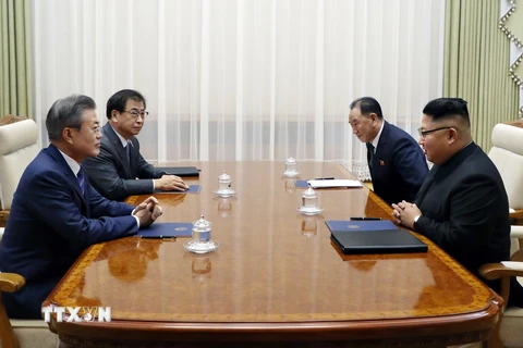 Nhà lãnh đạo Triều Tiên Kim Jong-un (thứ nhất, phải) và Tổng thống Hàn Quốc Moon Jae-in (thứ nhất, trái) tại cuộc gặp thượng đỉnh ở Bình Nhưỡng. (Nguồn: Yonhap/TTXVN)