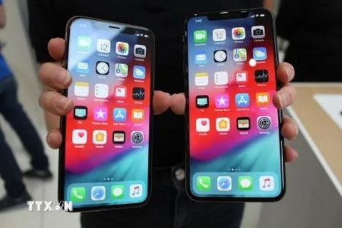 Mẫu điện thoại iPhone Xs (trái) và Xs Max (phải) được giới thiệu tại Cupertino, Mỹ ngày 12/9/2018. (Nguồn: Kyodo/TTXVN)
