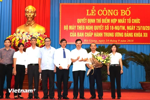 Ông Triệu Tài Vinh, Ủy viên Trung ương Đảng, Bí thư Tỉnh ủy Hà Giang tặng hoa chúc mừng lãnh đạo các đơn vị mới sau hợp nhất. (Ảnh: Minh Tâm/Vietnam+)