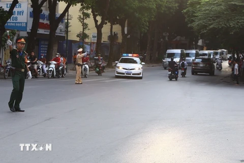 Lực lượng chức năng phân luồng giao thông tại ngã tư Lê Thánh Tông-Trần Hưng Đạo, Hà Nội trong ngày lễ Quốc tang Chủ tịch nước Trần Đại Quang. (Ảnh: Minh Quyết/TTXVN)
