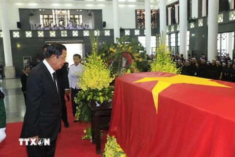 [Photo] Thủ tướng Campuchia Hun Sen viếng Chủ tịch nước Trần Đại Quang