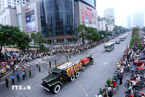 Người dân xúc động tiễn đưa Chủ tịch nước Trần Đại Quang
