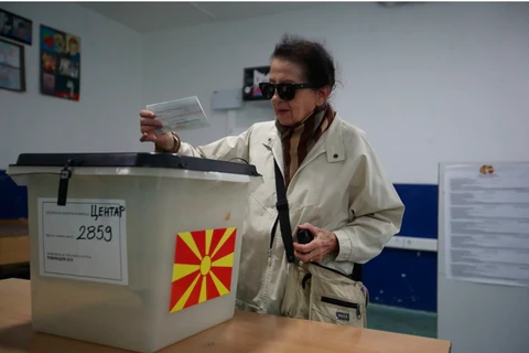 Người dân Macedonia đi bỏ phiếu trong cuộc trưng cầu ý dân về việc đổi tên nước thành Cộng hòa Bắc Macedonia, ngày 30/9. (Nguồn: AP)
